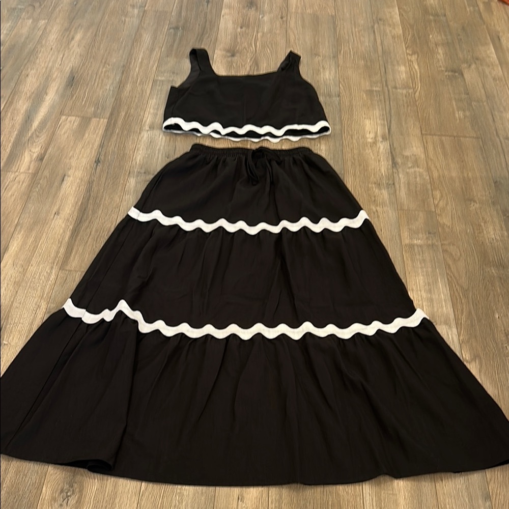 Black and White Sleeveless Square Neck Resort Dress